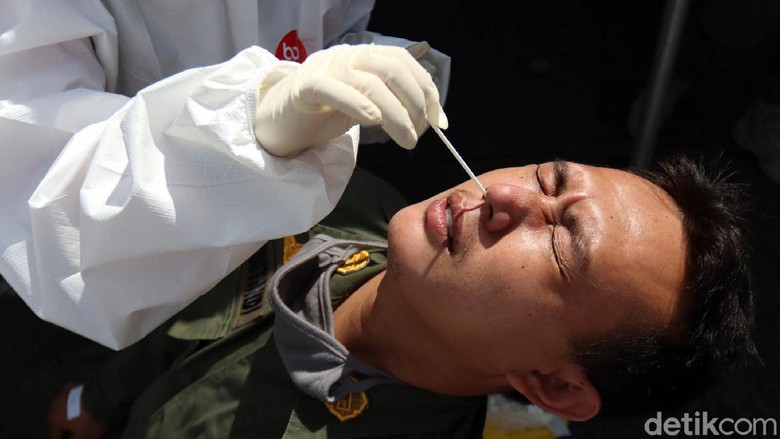 Melihat Proses Tes Swab Corona di Terminal Cicaheum Tes swab terus digalakkan untuk mendeteksi virus Corona (COVID-19). Begini tahapan tes swab COVID-19 di Terminal Cicaheum, Kota Bandung, Rabu (13/5).