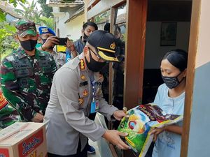 Polri-TNI Kota Malang Bagikan Sembako untuk Warga yang Tak Terima Bansos