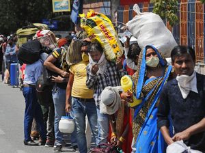 Video Ribuan Orang Antre Naik Kereta di India