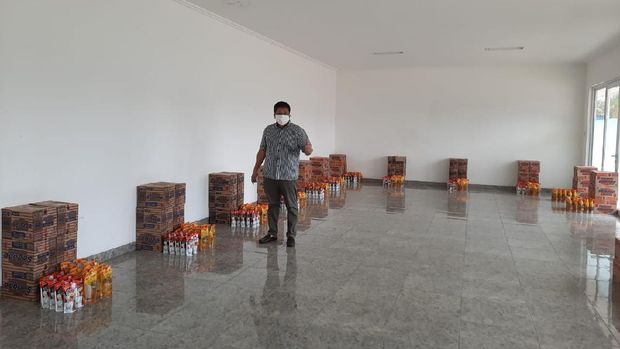 Gede Widiade beri bantuan untuk warga Jakarta.