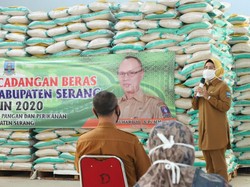 Pemkab Serang Serap Beras Lokal untuk Bantu Warga Terdampak COVID-19