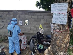 Viral Tukang Cukur Keliling Pakai APD di Surabaya