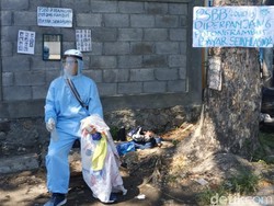 Tukang Cukur Keliling Pakai APD yang Viral Hanya Minta Bayaran Seikhlasnya