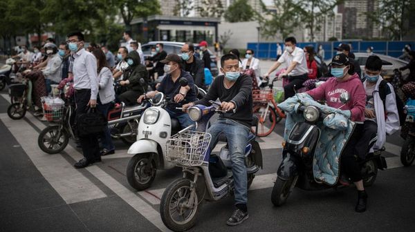 Riuhnya Warga Wuhan yang Gemar Bersepeda Listrik