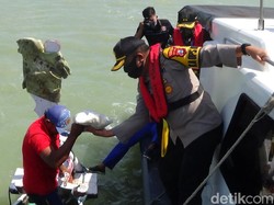 Saat Nelayan Sumenep Dapat Bantuan Wabah Corona di Tengah Laut
