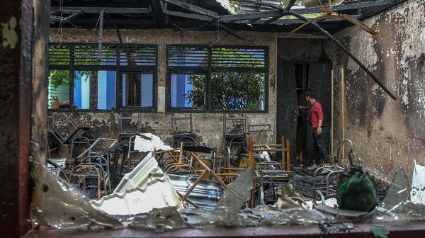 Belasan Ruangan SMPN 7 Pekanbaru Hangus Terbakar