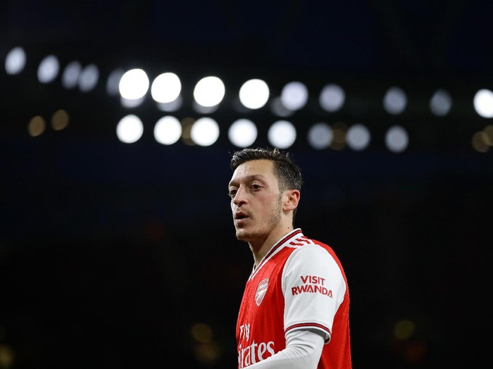 LONDON, ENGLAND - FEBRUARY 16: Mesut Özil of Arsenal in action during the Premier League match between Arsenal FC and Newcastle United at Emirates Stadium on February 16, 2020 in London, United Kingdom. (Photo by Richard Heathcote/Getty Images)