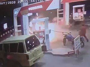 Detik-detik Motor Terbakar Saat Isi Bensin di SPBU Polman Detik-detik Motor Terbakar Saat Isi Bensin di SPBU Polman