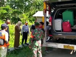 Masih Nekat, Warga Manado Akali Mobil Masuk ke Truk Tronton demi Mudik