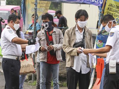 Pemeriksaan Surat Tugas Calon Penumpang KRL