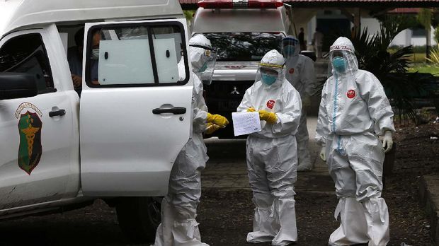Petugas medis dari tim Satgas COVID-19 Kabupaten Simeulue yang membawa dua pasien terkonfirmasi positif menggunakan alat pelindung diri (APD) lengkap saat tiba di RSU Zainal Abidin, Banda Aceh, Aceh, Rabu (13/5/2020). Dua warga Simeulue yang memiliki riwayat penularan dari Jawa Barat terkonfirmasi positif COVID-19 berdasarkan hasil swab dirujuk ke RSU Zainal Abidin untuk mendapat perawatan. ANTARA FOTO/Irwansyah Putra/aww.