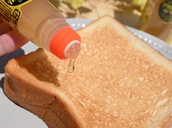 Praktis! Jepang Punya Madu dalam Kemasan Lem Stick