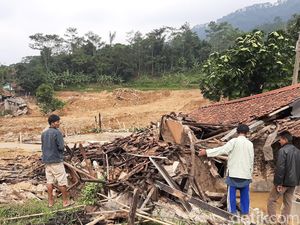 Jabar Hari Ini: Longsor Terjang Bogor-4 Pria Bawa Upal Rp 2,9 M Diciduk Polisi