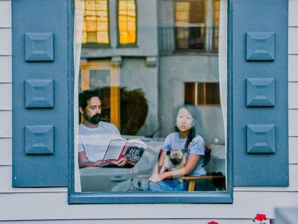 Foto: Momen Saat Lockdown, Begini Ekspresi Orang-orang dari Balik Jendela