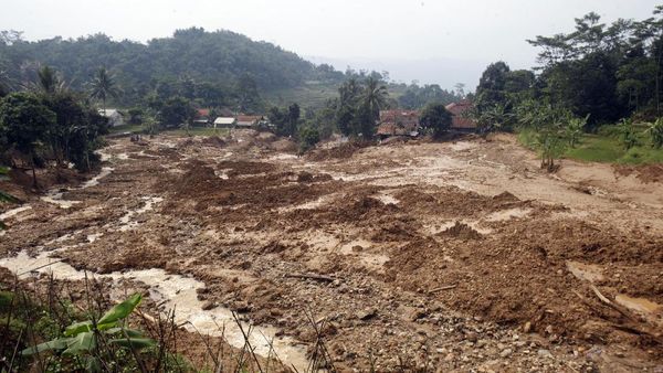 Longsor dan Banjir Bandang Hancurkan Belasan Rumah di Bogor