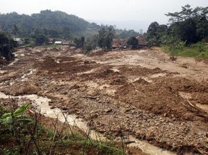 Longsor dan Banjir Bandang Hancurkan Belasan Rumah di Bogor