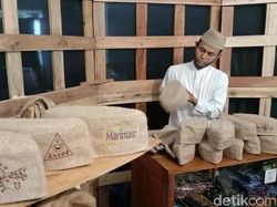 Menengok Produksi Peci Berbahan Goni di Kudus, Diekspor hingga Korsel