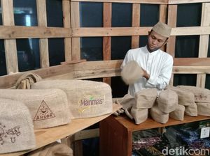 Menengok Produksi Peci Berbahan Goni di Kudus, Diekspor hingga Korsel Menengok Produksi Peci Berbahan Goni di Kudus, Diekspor hingga Korsel