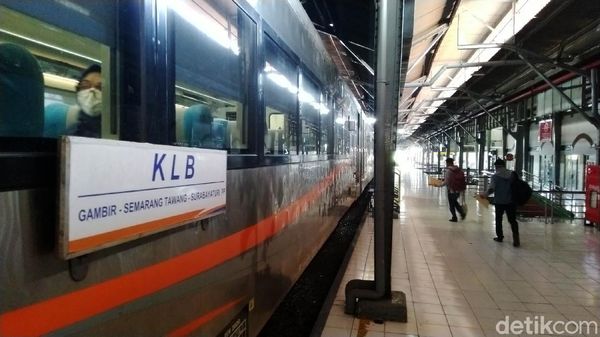 Suasana Beroperasinya KLB di Stasiun Tawang Semarang
