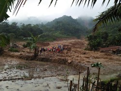 Longsor Terjang Leuwisadeng Bogor, 1 Orang Tertimbun-14 Rumah Rusak