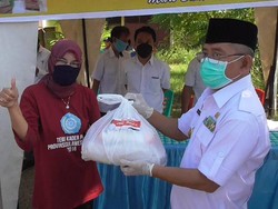 Bagikan Sembako di Polman, Gubernur Sulbar Minta Warga Berkarya dari Rumah