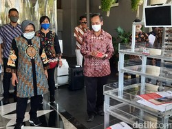 Risma Terima Robot dan Alat Sterilisasi APD untuk RSUD Soewandhi