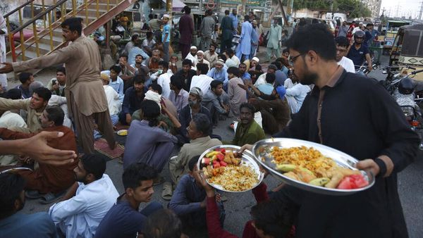 Seperti Ini Suasana Buka Puasa di Pakistan
