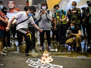 Abaikan Social Distancing, Warga Hong Kong Demo di Hari Ulang Tahun Carrie Lam Abaikan Social Distancing, Warga Hong Kong Demo di Hari Ulang Tahun Carrie Lam