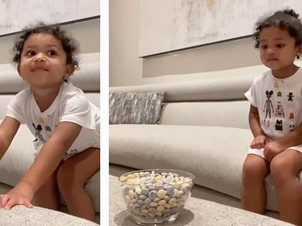 Gemas! Kylie Jenner Tes Kesabaran Stormi Lewat Semangkuk Permen Gemas! Kylie Jenner Tes Kesabaran Stormi Lewat Semangkuk Permen