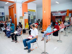 Salurkan Bansos Tunai, Kantor Pos Lembur Sampai Jam 10 Malam