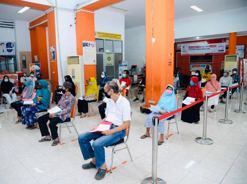 Salurkan Bansos Tunai, Kantor Pos Lembur Sampai Jam 10 Malam Salurkan Bansos Tunai, Kantor Pos Lembur Sampai Jam 10 Malam