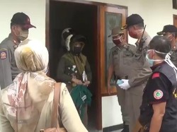 Terciduk Mesum di Kos Harian, Pasangan Ini Nangis karena Malu