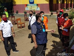 Momen Haru Bupati Pangandaran Lepas Pemudik yang Diisolasi di Sekolah