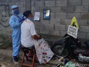Lika-liku Tukang Cukur Ber-APD Mengais Rezeki di Tengah Wabah Corona Lika-liku Tukang Cukur Ber-APD Mengais Rezeki di Tengah Wabah Corona