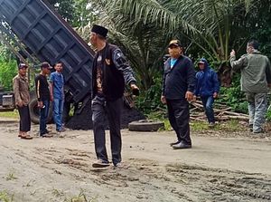 Aktivis dan Perhutani Tutup Jalur Angkutan Pasir Besi di Sukabumi