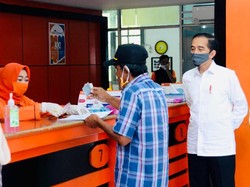 Momen Jokowi Turun Gunung Cek Bansos Tunai di Kantor Pos