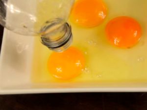 5 Food Hack di TikTok, Cara Tutup Boks Sereal hingga Pisahkan Kuning Telur 5 Food Hack di TikTok, Cara Tutup Boks Sereal hingga Pisahkan Kuning Telur