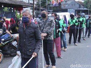 Ojol-Pemulung di Bandung Antre Beli Paket Makanan Seharga Rp 3 Ribu