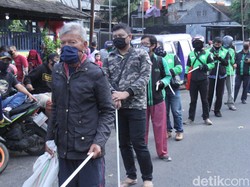 Ojol-Pemulung di Bandung Antre Beli Paket Makanan Seharga Rp 3 Ribu