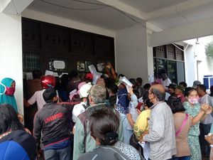Warga Berkerumun Serahkan Berkas demi Dapat Bansos di Dinsos Medan