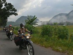 Polisi di Cirebon Pakai Motor Trail Bagikan Sembako ke Wilayah Terpencil