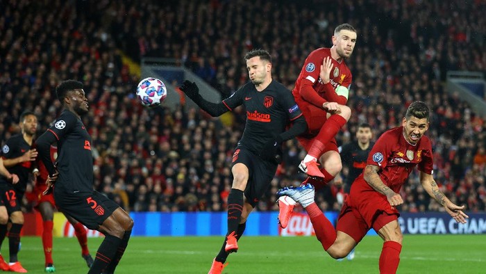 LIVERPOOL, ENGLAND - MARCH 11: Saul Niguez of Atletico Madrid battles for possession with Jordan Henderson and li during the UEFA Champions League round of 16 second leg match between Liverpool FC and Atletico Madrid at Anfield on March 11, 2020 in Liverpool, United Kingdom.  (Photo by Julian Finney/Getty Images)