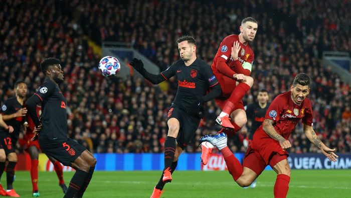Liverpool vs Atletico LIVERPOOL, ENGLAND - MARCH 11: Saul Niguez of Atletico Madrid battles for possession with Jordan Henderson and li during the UEFA Champions League round of 16 second leg match between Liverpool FC and Atletico Madrid at Anfield on March 11, 2020 in Liverpool, United Kingdom. (Photo by Julian Finney/Getty Images)