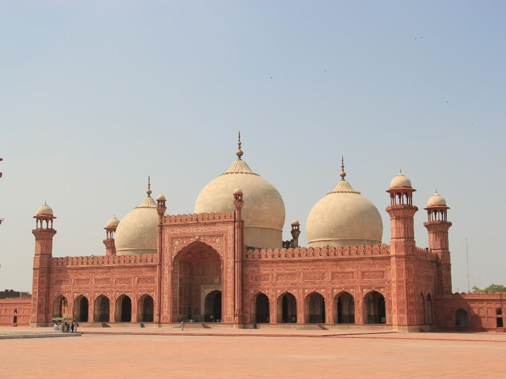 Inilah Masjid Badshahi, Kemegahannya Sudah Terlihat dari Jarak 16 Km! Inilah Masjid Badshahi, Kemegahannya Sudah Terlihat dari Jarak 16 Km!