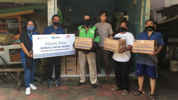 Bagi-bagi Paket Sembako untuk Warga