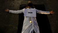 Aksi Rebah Diri Peringati Hari Perawat Internasional