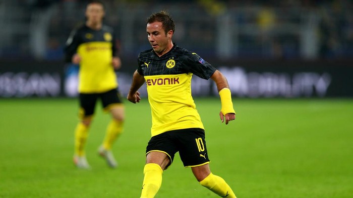 DORTMUND, GERMANY - NOVEMBER 05: Mario Goetze of Dortmund runs with the ball during the UEFA Champions League group F match between Borussia Dortmund and Inter at Signal Iduna Park on November 05, 2019 in Dortmund, Germany. (Photo by Lars Baron/Getty Images)