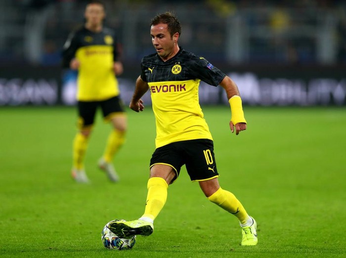 DORTMUND, GERMANY - NOVEMBER 05: Mario Goetze of Dortmund runs with the ball during the UEFA Champions League group F match between Borussia Dortmund and Inter at Signal Iduna Park on November 05, 2019 in Dortmund, Germany. (Photo by Lars Baron/Getty Images)