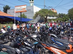 Salah Info, Pembagian BLT di Kantor Pos Sukolilo Sempat Membludak