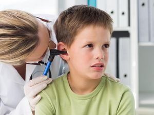 Kisah Bocah yang Telinganya Penuh Jamur karena Kelamaan Pakai Earphone Kisah Bocah yang Telinganya Penuh Jamur karena Kelamaan Pakai Earphone
